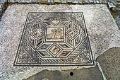 Aquileia (Udine) - area delle case romane e gli oratori paleo-cristiani. Decorazione musiva con un cervo e un cane (II-III secolo d.C.). 